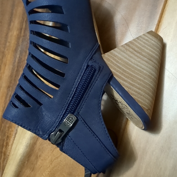 New Vince Camuto size 6 heels. Navy Blue. - Picture 5 of 6